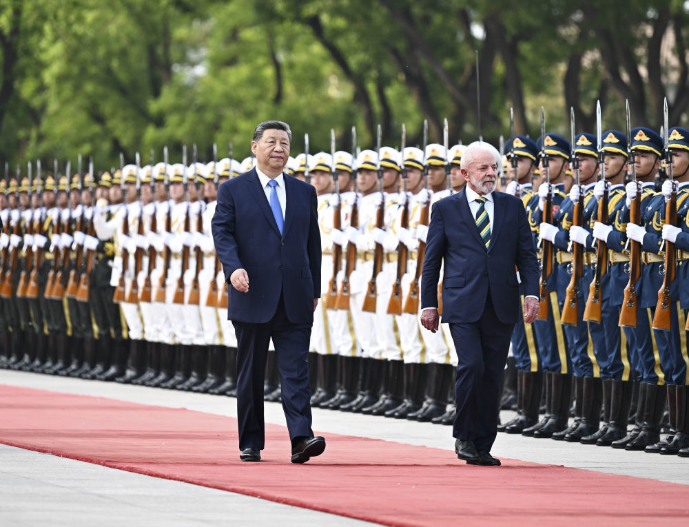 5月13日下午，国家主席习近平在北京人民大会堂同来华进行国事访问的巴西总统卢拉举行会谈。这是会谈前，习近平在人民大会堂东门外广场为卢拉举行欢迎仪式。新华社记者 燕雁 摄
