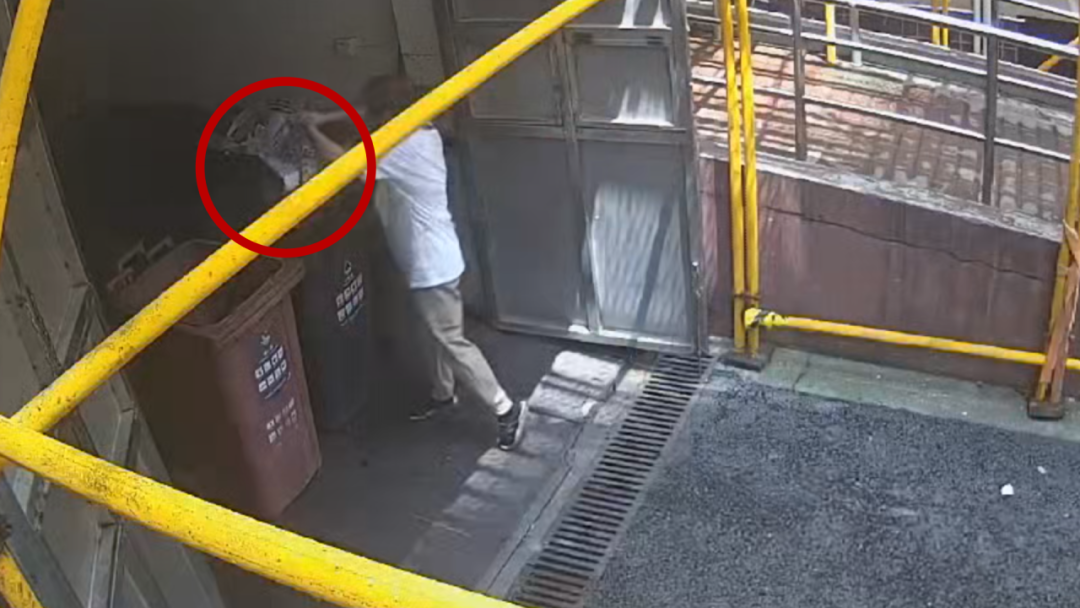 顾女士误将金饰的盒子丢入垃圾房 “警民直通车上海”微信公众号 图