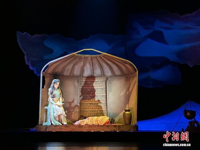 10月9日晚,大型原创音乐剧《米薇的敦煌》在甘肃兰州首演。中新社记者 闫姣 摄