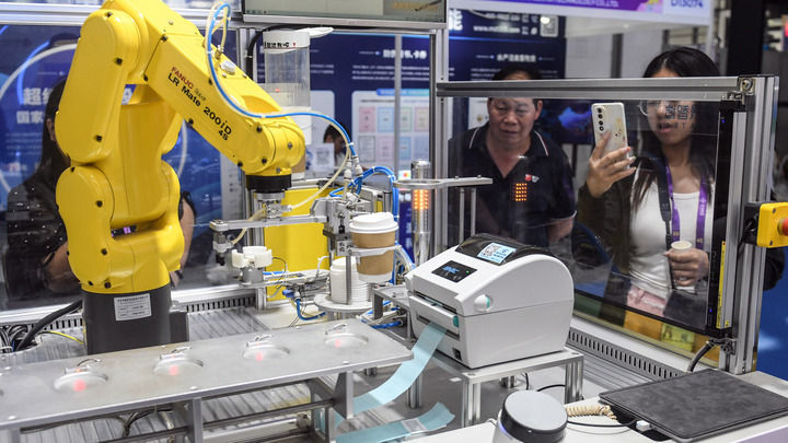 2025年9月19日，在广西南宁国际会展中心，机器人在制作饮品。新华社记者 张爱林 摄