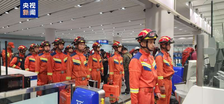 3月29日凌晨6时30分许,中国云南救援医疗队一行37人携大量应急搜救设备和救援物资从昆明长水国际机场出发,包机赶赴缅甸震区。央视新闻