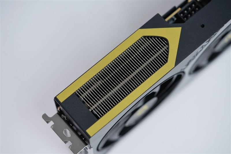 影驰RTX 5060魔刃显卡评测:SSF-Ready甜点 小型机箱也有不错的游戏性能