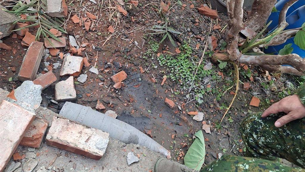 台陆军实弹射击期间,炮弹偏离目标,误落民宅。图源:台湾中时新闻网