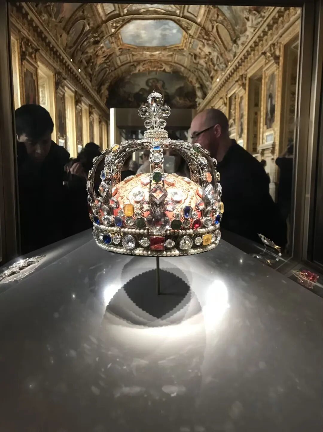 ·王冠被劫前,在卢浮宫里供游客参观。(徐洁 拍摄于2020年)