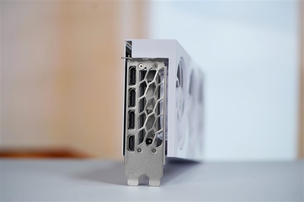 全白色刃式装甲!影驰RTX 5070 Ti圣刃图赏