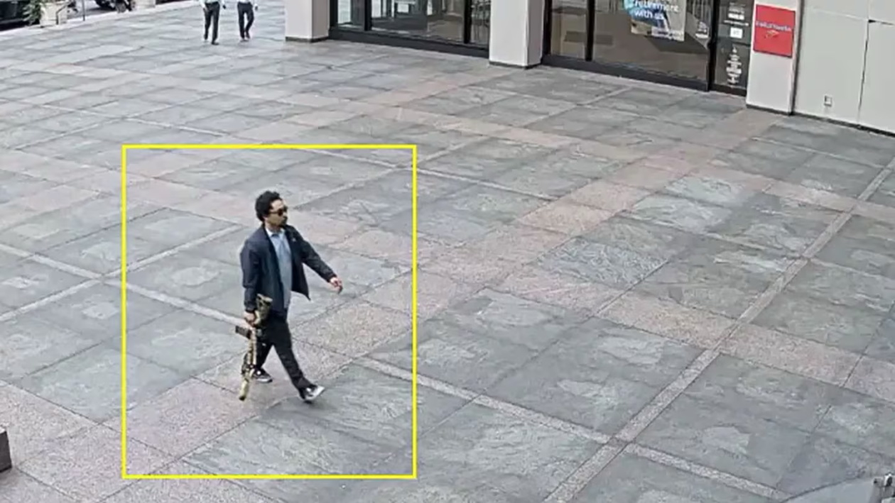 监控摄像头捕捉到枪手出现在大楼外的画面。(视觉中国)