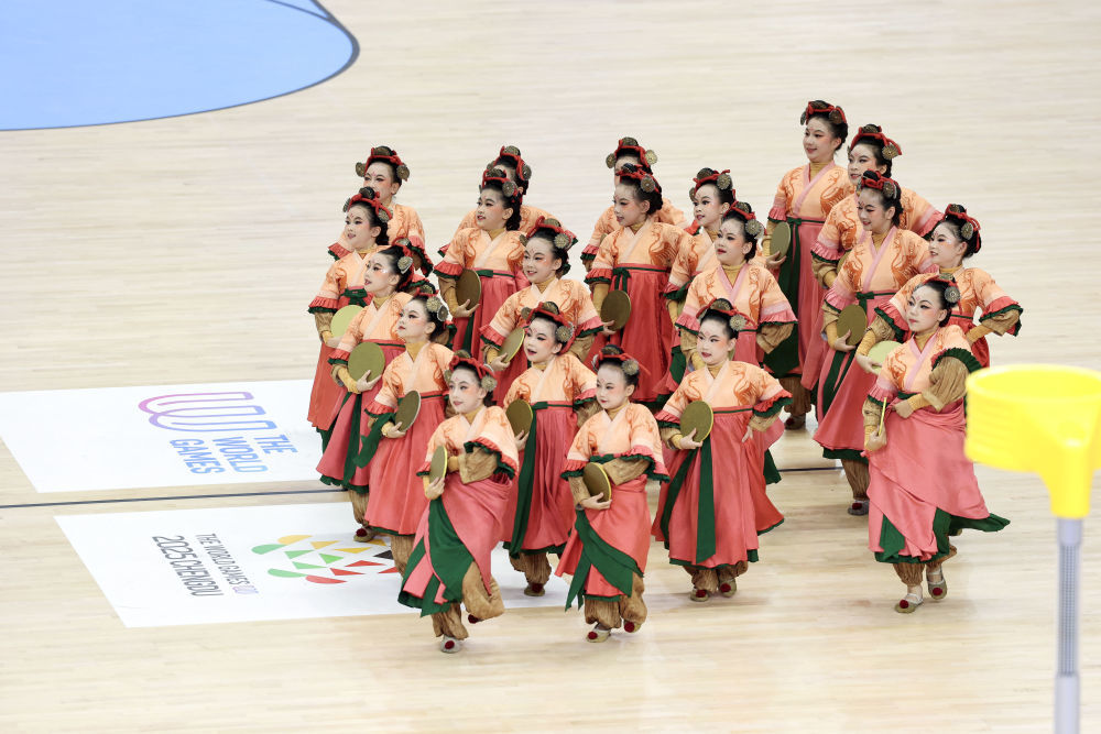 ↑8月9日,小朋友在成都世运会荷球混合团体赛预赛A组比赛间隙表演。