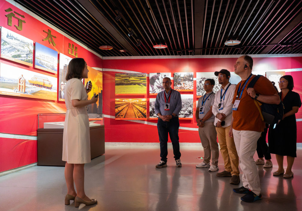 7月26日,上海合作组织媒体智库峰会与会嘉宾在河南安阳林州市红旗渠纪念馆参观。新华社记者 胡竞文 摄