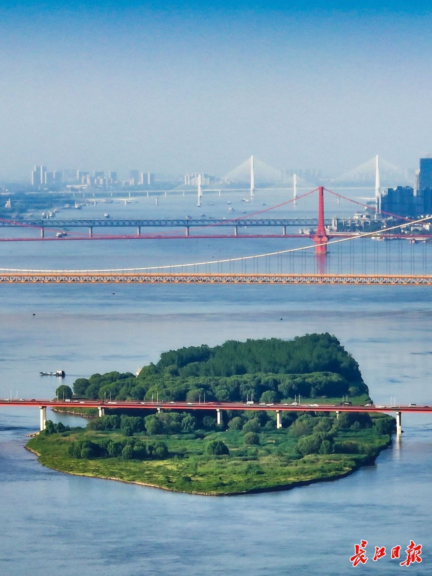 长江在武汉穿城而过，赋予武汉独特的城市气质（长江日报资料图）。