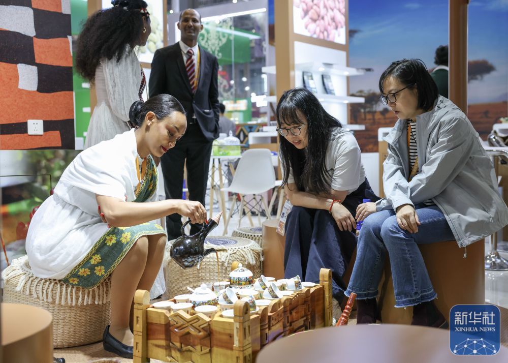 ↑ 11月7日，人们在第八届进博会国家展埃塞俄比亚馆品尝咖啡。新华社记者 孟晨光 摄