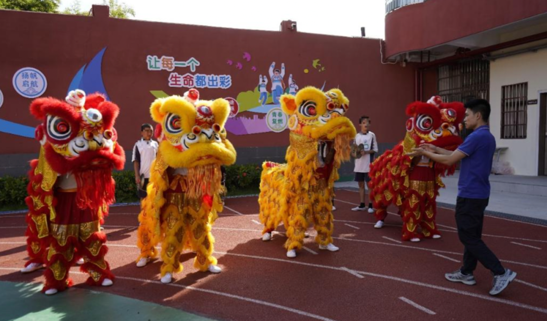 专门学校学生在学习舞狮。图源:新华社