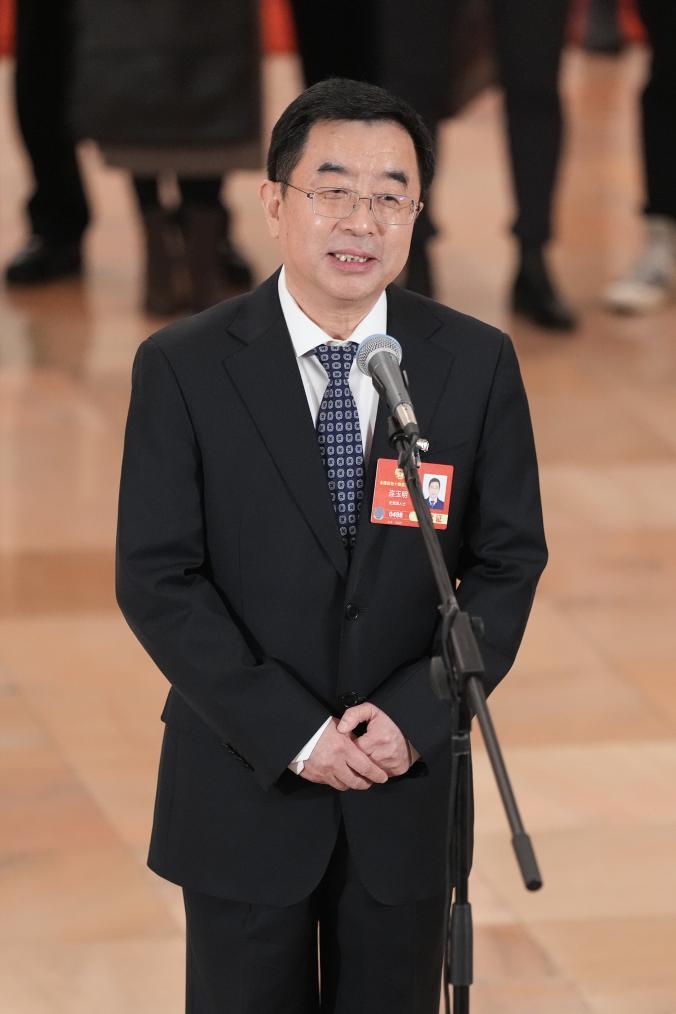 3月10日，全国政协十四届三次会议第三场“委员通道”集体采访活动在北京人民大会堂举行。这是全国政协委员连玉明接受媒体采访。新华社记者 才扬 摄