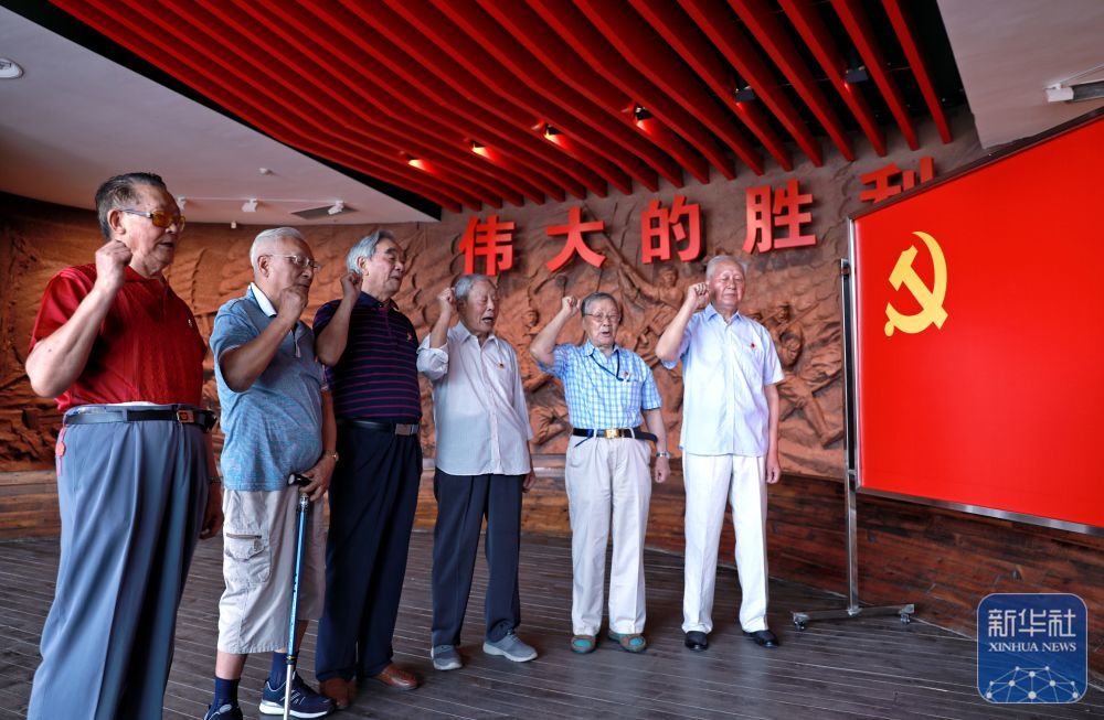 2019年7月4日，在南京渡江胜利纪念馆，王生（右二）与南钢离休老干部重温入党誓词。新华社发（吴斌 摄）