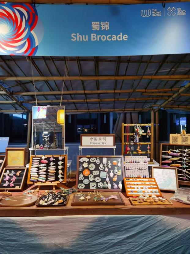 世运会蜀锦工艺品展示区