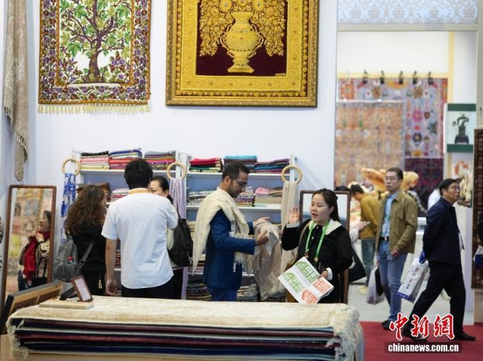 11月6日,上海,第八届中国国际进口博览会消费品展区人气旺。图为毛毯产品吸引参观者。中新社记者 蒋启明 摄