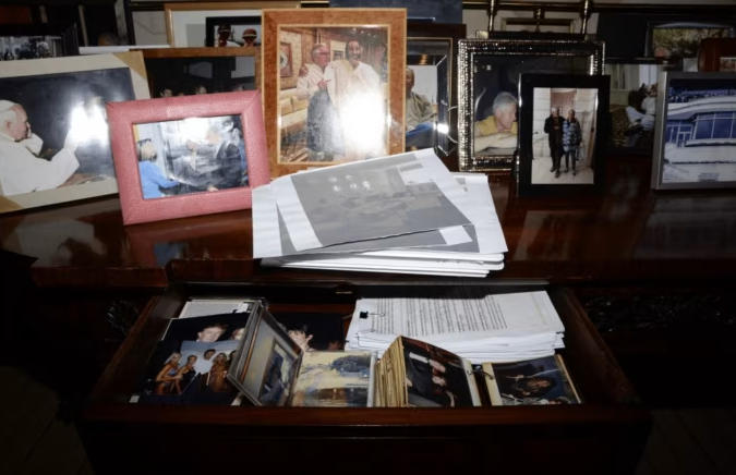 美国司法部公布的其中一张照片显示了爱泼斯坦和一众名人的合影,包括已故教皇保罗二世和特朗普。