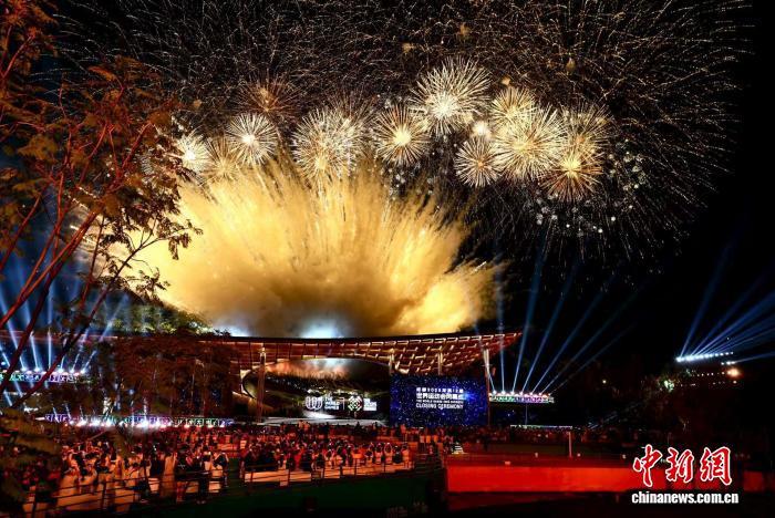 8月17日，成都世运会闭幕。图为闭幕式上烟花绚烂绽放。　 中新社记者 王磊 摄