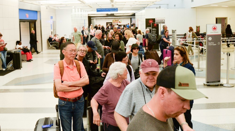 当地时间2025年11月8日,美国佛罗里达州,劳德代尔堡-好莱坞国际机场安检处排起长队。 东方IC