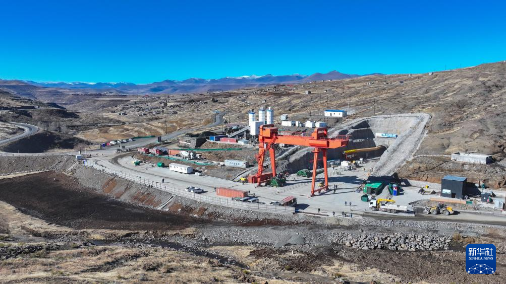 这是7月7日在位于莱索托东部莫霍特隆地区拍摄的波利哈利输水隧洞建设项目进水口硬岩掘进机施工支洞建设工地（无人机照片）。新华社记者 杨光 摄