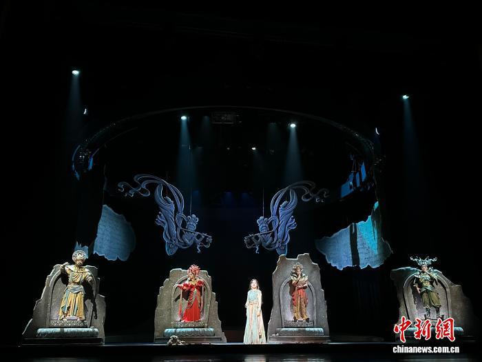 10月9日晚,甘肃兰州,原创音乐剧《米薇的敦煌》剧照。中新社记者 闫姣 摄