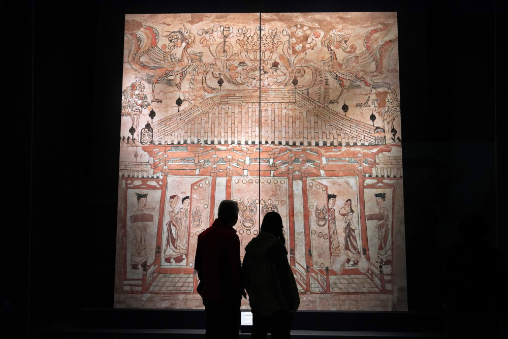 参观者在太原北齐壁画博物馆欣赏壁画（2024年3月21日摄）。新华社记者詹彦 摄