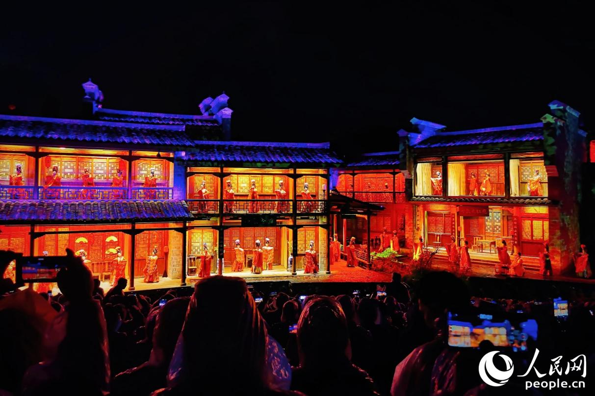 《印象大红袍》演出现场。人民网 李唯一摄