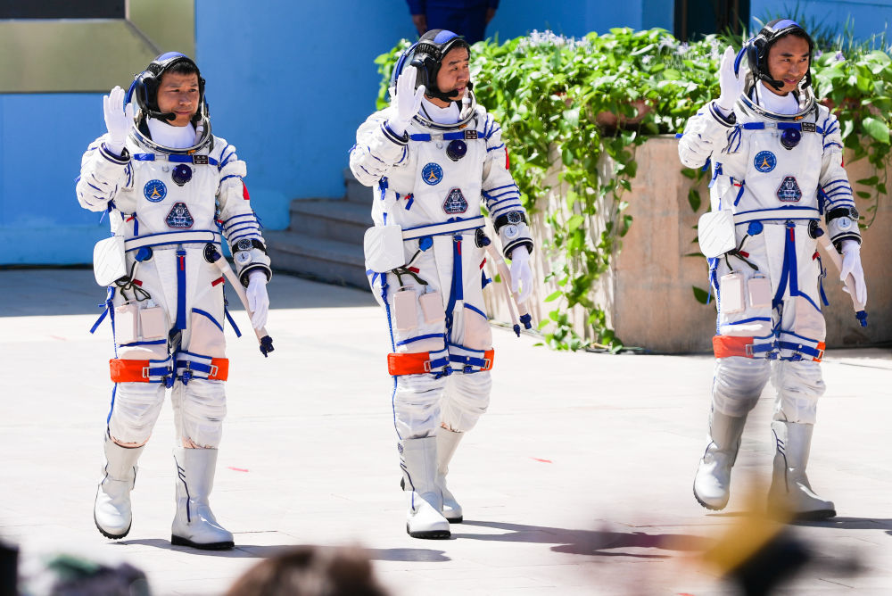 ↑4月24日，神舟二十号载人飞行任务航天员乘组出征仪式在酒泉卫星发射中心问天阁圆梦园广场举行。这是航天员陈冬（中）、陈中瑞（右）、王杰在出征仪式上。新华社发（韩启扬 摄）