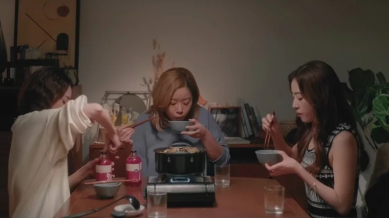 贵价麻辣烫,不如自己买菜在家煮?(图/《爱很美味》)