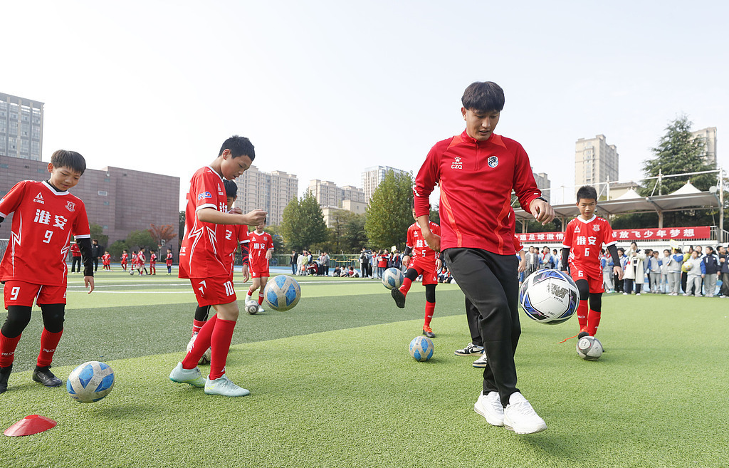 苏超的火热带动了更多青少年参与足球。