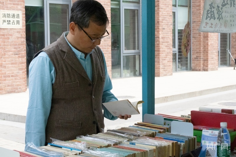 市民在海河旧书市集上翻阅书籍（央广网发 黎小漫 摄）