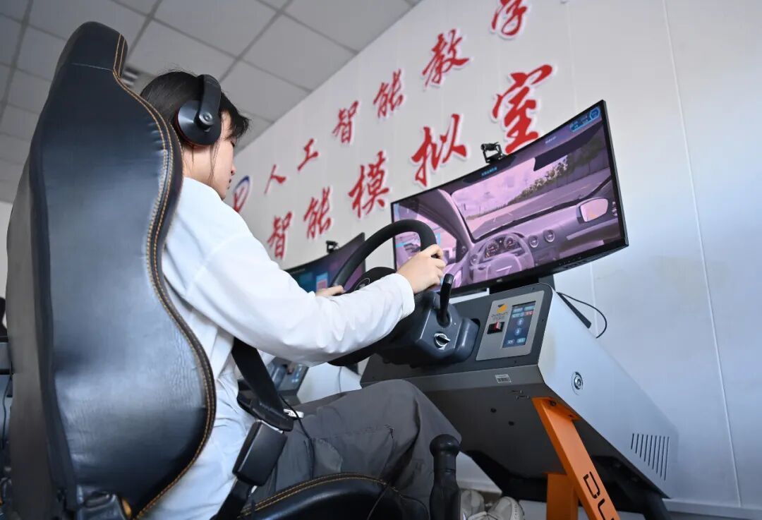 7月2日,學員在智能駕駛模擬室通過智能駕駛艙模擬機練習 / 新華社發(包康軒 攝)