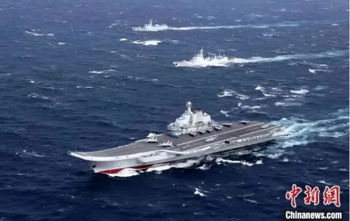 资料图：中国海军航母编队在远海大洋乘风破浪。莫小亮 摄