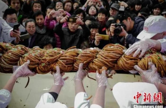 11月18日，天津麻花文化节在天津意式风情街桂发祥十八街麻花体验店举行，消费者共同分享了一支重118斤的巨型麻花