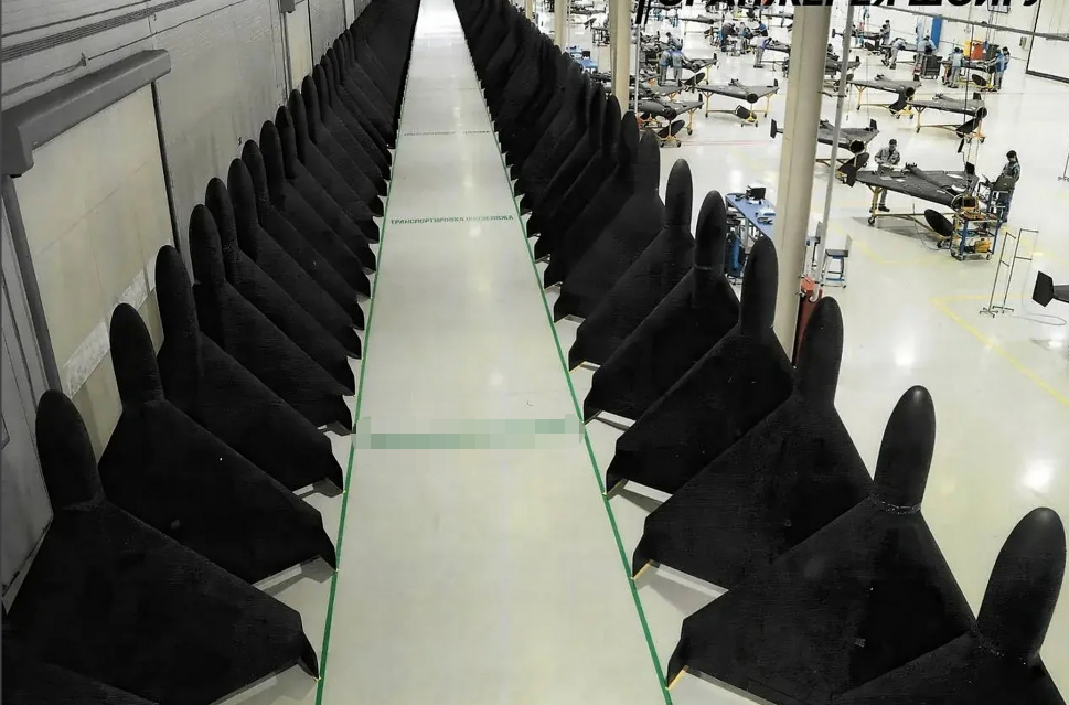 今年双方大量使用无人机袭击对付基础设施、军事目标,试图削弱对方的战争能力。图为俄公布的“天竺葵”自杀式无人机生产线。