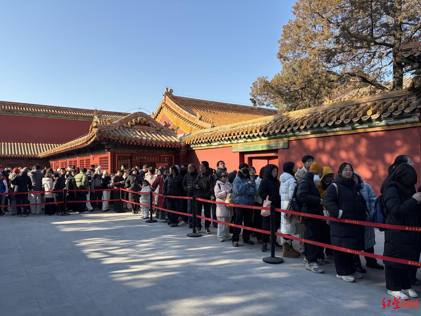 ▲等待进入养心殿的游客 红星新闻记者 付垚/摄影