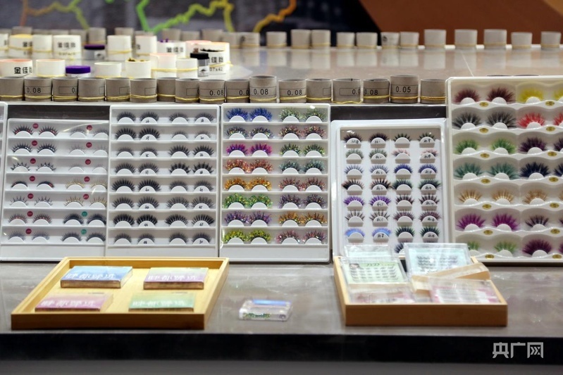 展台上展览的各式各样的假睫毛产品（央广网记者 唐磊 摄）