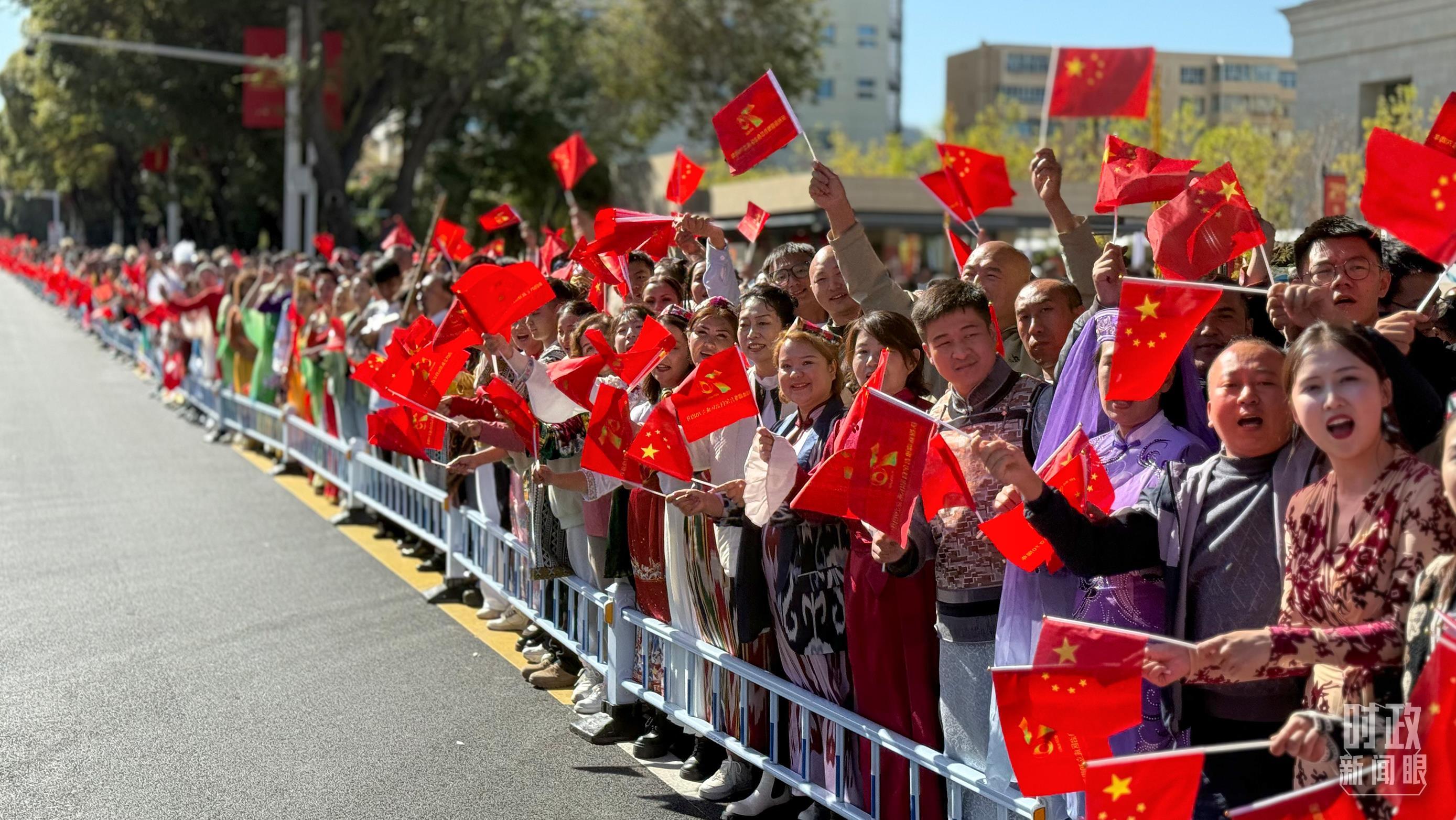 △乌鲁木齐街头的欢迎人群。(总台央视记者龚康康拍摄)