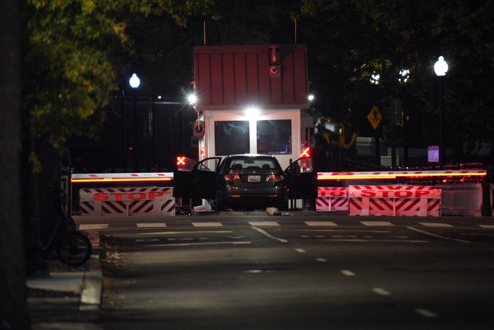 10月21日,白宫外安全门遭人驾车冲撞。 图源:“今日俄罗斯”(RT)电视台