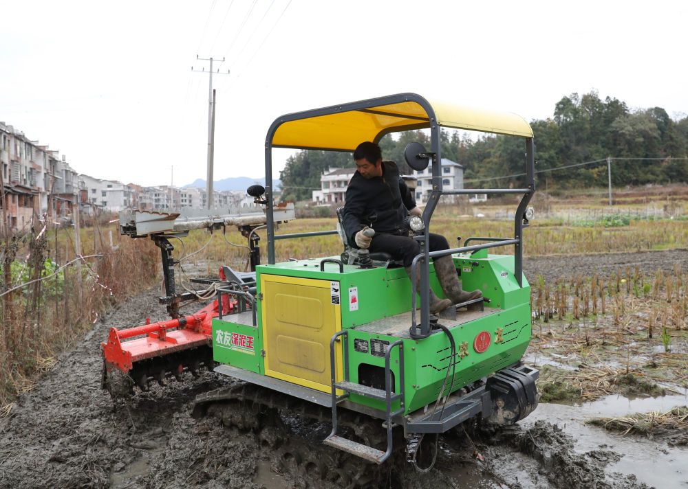 2024年11月26日，在湖南省娄底市双峰县荷叶镇，一名农机手在驾驶旋耕机。新华社记者 王婧嫱 摄