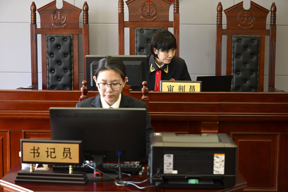 2025年3月6日,在北京市海淀区人民法院诉调对接中心,立案庭(诉讼服务中心)第四速裁团队法官侯艳蓉(右)在进行案件线上审理。2024年全国法官中女法官占42.3%,全国检察官中女检察官占43.78%,全国陪审员中女陪审员占51.5%。