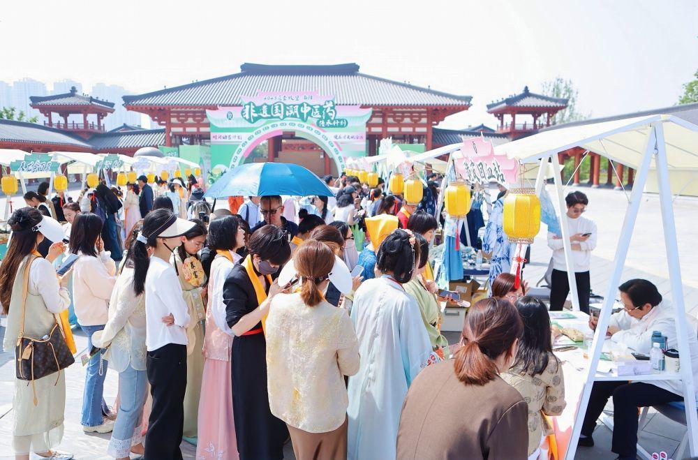 2025年4月10日，群众在南阳市医圣文化园体验中医义诊。新华社记者 吴刚 摄