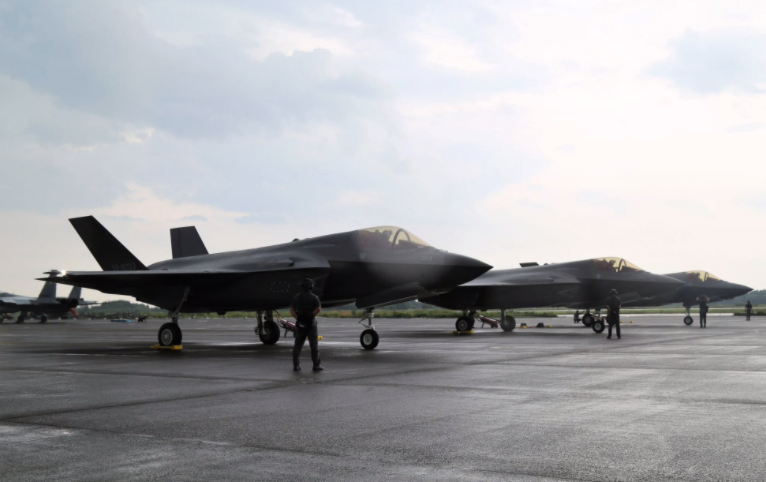 首批3架F-35B抵达日本,日本首次拥有喷气式舰载战斗机。