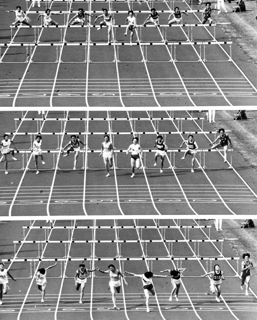 1979年9月24日發,第四屆全運會女子100米欄決賽終點處的連續動作攝影:8名選手幾乎同時向終點沖刺,其中,右起第四人是獲得冠軍的新疆運動員戴建華,第五人是獲得亞軍的解放軍運動員周英。新華社記者 張赫嵩 攝