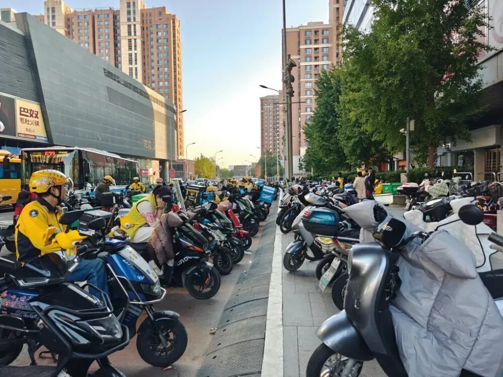 午高峰等单的外卖员