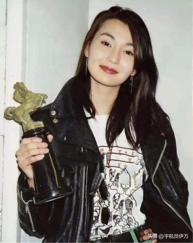 万万没想到，单身未育的张曼玉，如今在60岁活成了人生赢家