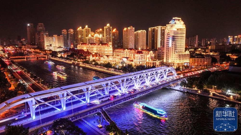 ↑ 这是7月19日拍摄的天津进步桥附近海河夜景(无人机照片)。