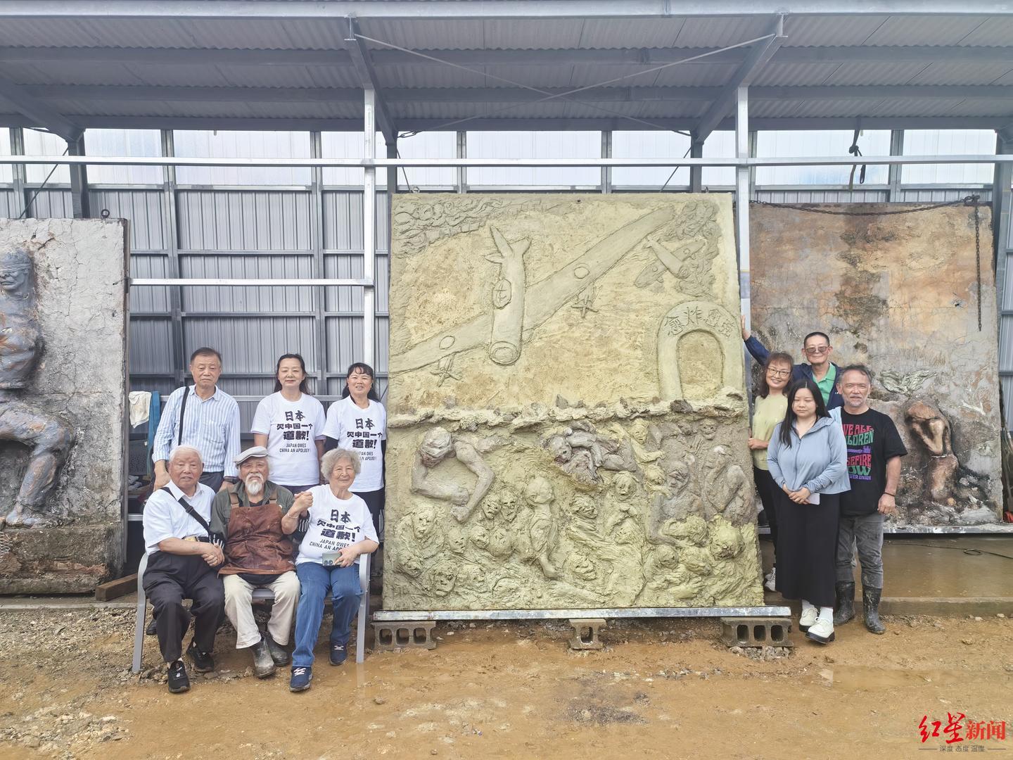 ▲针对重庆大轰炸(为主),“冲绳和平访问团”和日本反战雕刻家一起制作壁雕