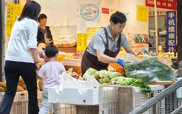家门口的菜市场方便居民日常生活。人民网记者 乔业琼摄
