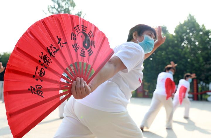 2022年6月11日，太极拳爱好者在河北省邢台市任泽区人民公园习练王其和太极扇。新华社记者 骆学峰 摄