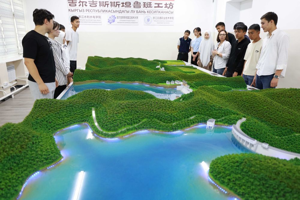 2025年6月4日，学生在吉尔吉斯斯坦首都比什凯克的鲁班工坊水利枢纽工程模拟演示实验室学习水电站知识。这家鲁班工坊由浙江水利水电学院与吉尔吉斯斯坦国立技术大学等联合建设，投入运行半年多来，已有4000多名学生在这里接受技术培训。